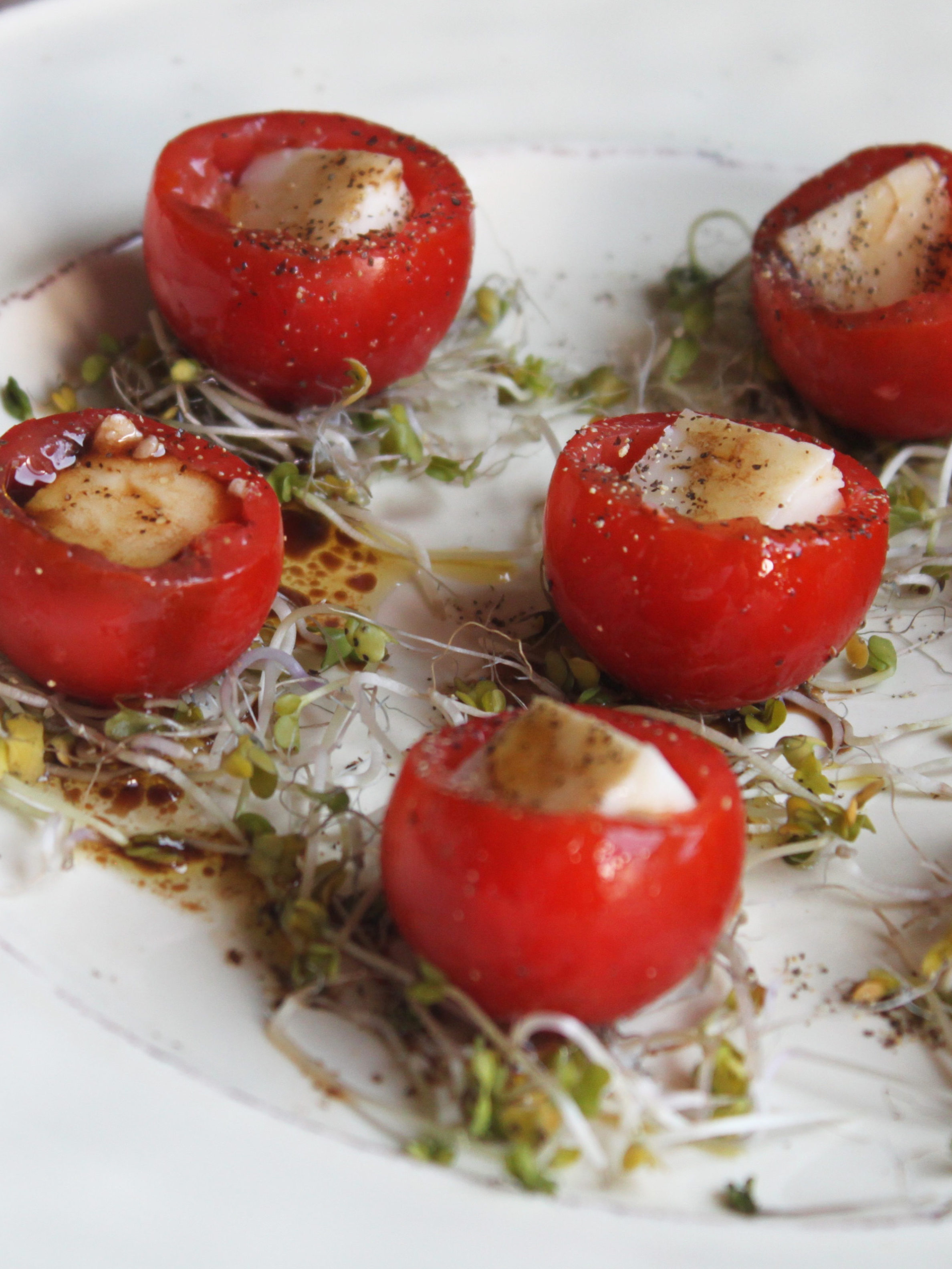 Jitomates Cherry Rellenos de Queso Feta con Aderezo de Balsámico y Miel.